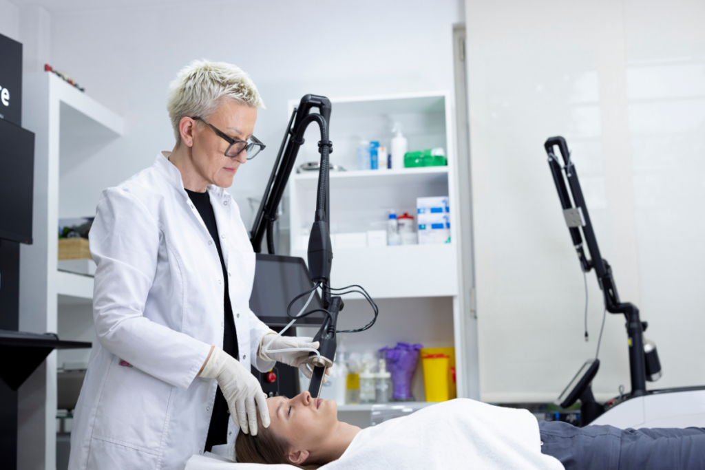 Dr Marija Bošković obavlja Alma Hybrid tretman.