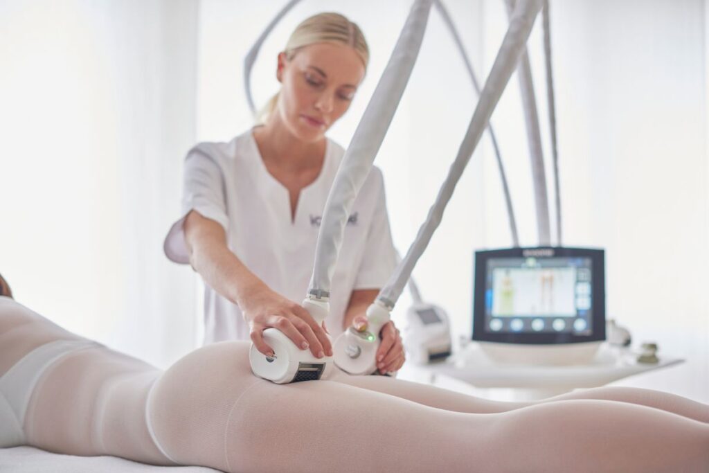 Lekar obavlja tretman lipedema laserom.