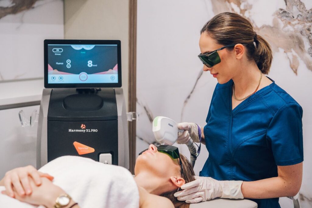 Tretman Alma Dye VL laserom u ordinaciji dr Marije Bošković.