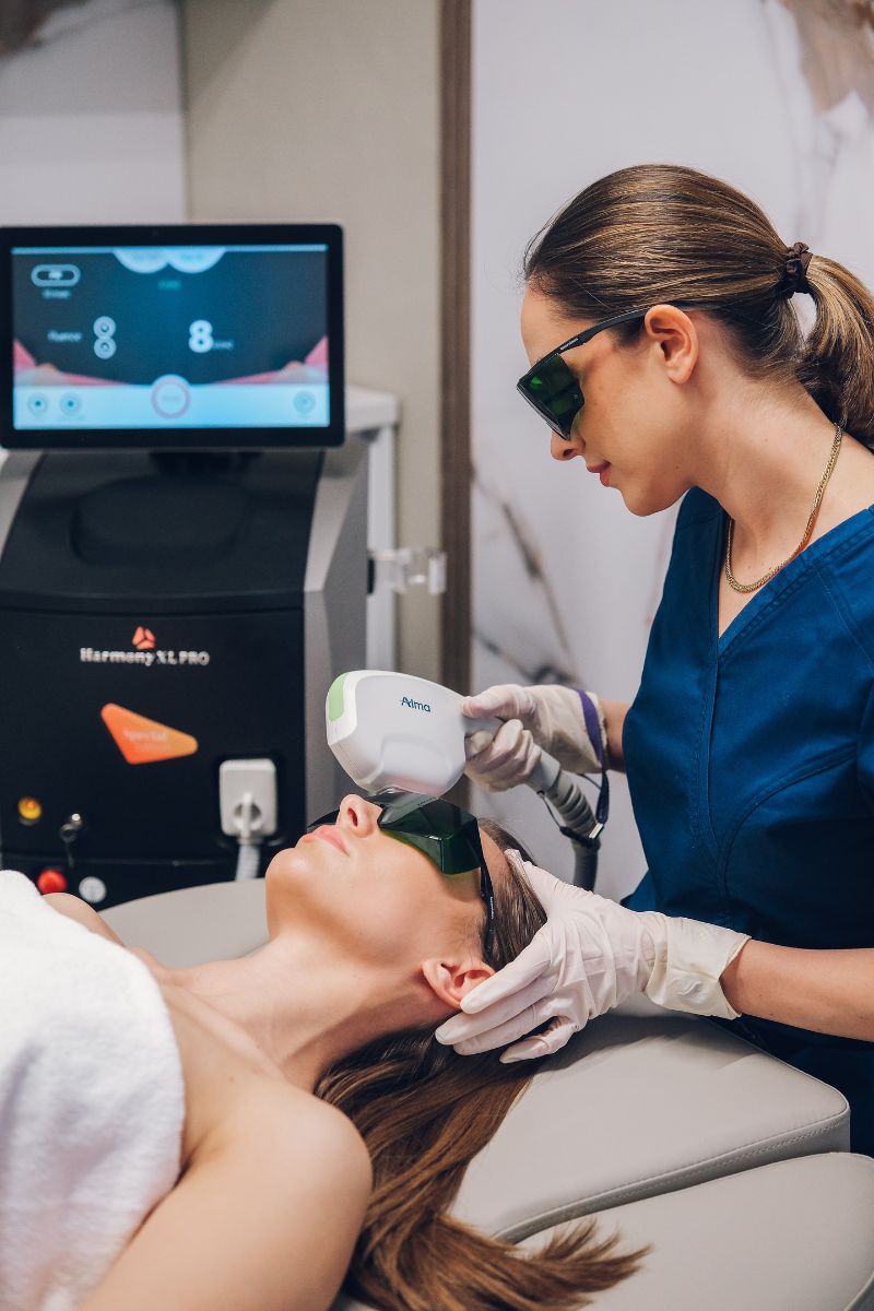 Tretman Alma Dye VL laserom u ordinaciji dr Marije Bošković.